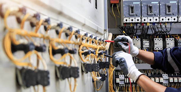 Professional Electrician technician working in Kechi, KS
